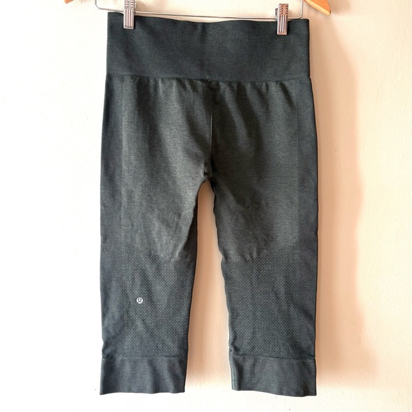 lululemon athletica Pants - Lululemon Athletica Dark Green Cropped Capris Compression Women's size 6, no tag